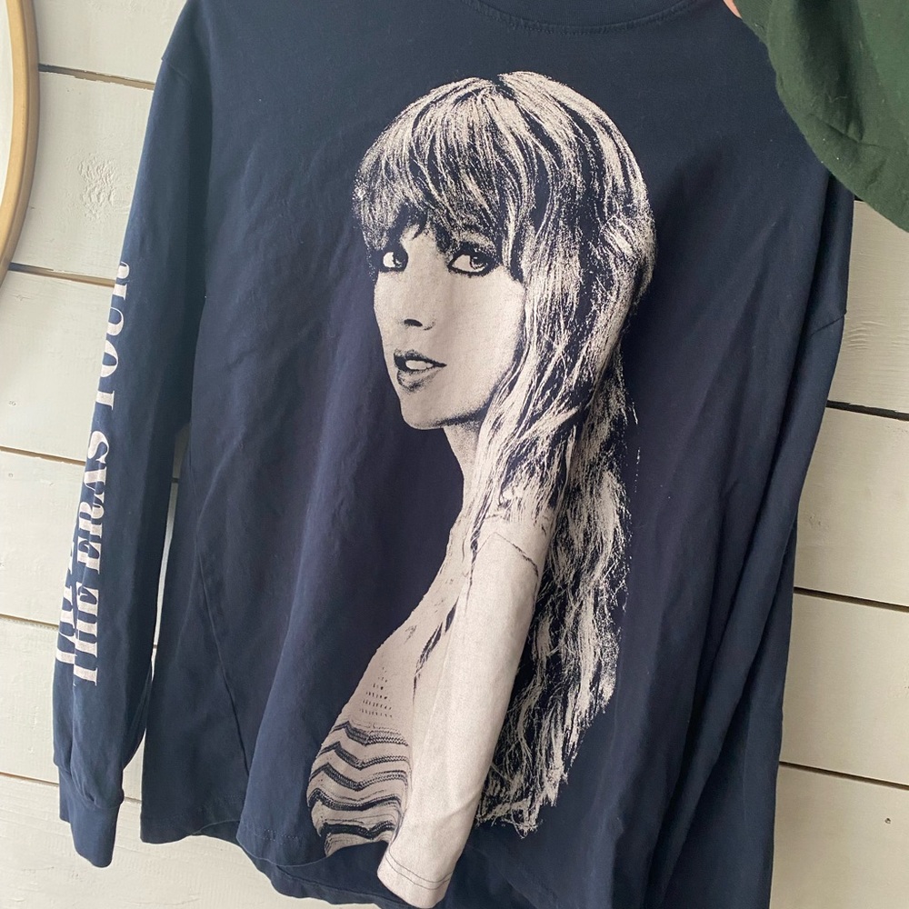 Eras tour merch worn only once at the concert! Good condition!